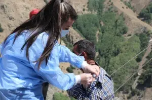 Erzincan’ın sarp dağlarını aşan sağlıkçılar 2 bin 800 rakımlı Geyikli Yaylasında göçerleri aşıladı
