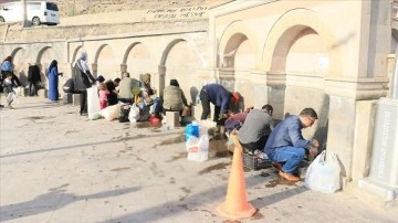 Erzincanlılar oruçlarını belediyeye ilişik çeşmelerden cari maden suyu ile açıyor