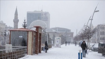 Erzurum dip kar yağışıyla baştan beyaza büründü