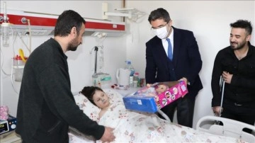 Erzurumlu 'kahraman baba' yaşamını kurtardığı ıvır zıvır kızla hastanede buluştu