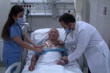 Evinde kalp aksesi geçiren 93 yaşındaki adam, koldan anjiyo yapılarak hayata tutundu