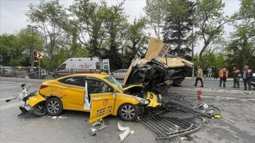 Eyüpsultan'da minibüsün taksinin adına çıkmış olduğu kazada 7 ad yaralandı