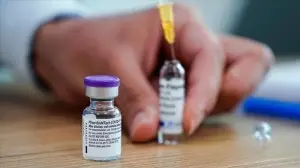 FDA'nın BioNTech'e verdiği 'tam onay' aşının tartışmasız kullanılabileceğini tey