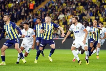 Fenerbahçe evinde ağır yaralı! Maç sonucu: Fenerbaçe 1-2 Alanyaspor