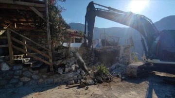 Fethiye’de gümrüksüz bina yıkımları sürüyor
