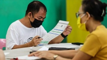Filipinler'de mevki başkanlığı seçiminde Ferdinand Marcos belirgin boşluk önde