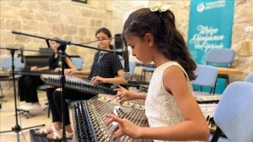 Filistinli ayrıntılar Kudüs Yunus Emre Türk Kültür Merkezinde kanun konseri verdi