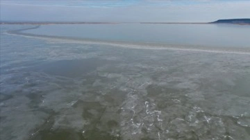 Flamingoların durağı Gala Gölü azda olsa buz tuttu