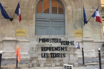 Fransa’da aktivistler Ekolojik Geçiş Bakanlığının önüne duvar ördü