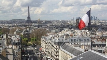 Fransa'da başörtülü kadının bulunmuş olduğu pankarta kuvvet partisi sedir üyelerinden tepki