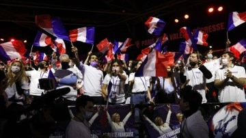 Fransa'da cumhurbaşkanlığı düşüncesince 12 aday yarışacak
