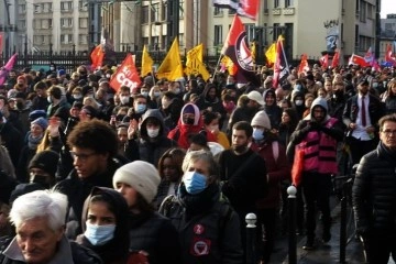 Fransa’da ırkçı cumhurbaşkanı adayı Zemmour, Paris’te protesto edildi
