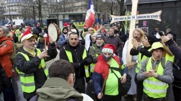Fransa'da Kovid-19 aşısı zorunluluğu ve sağlık ruhsatı karşıtları aksiyon yaptı