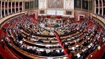 Fransa’da mecliste kesinlikle çoğunluğu kaybeden hükümetin “meşruiyeti” tartışılıyor
