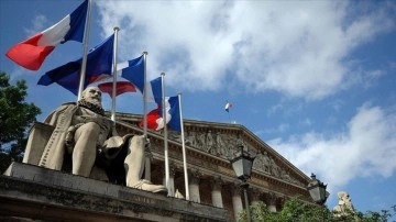 Fransa’da "Müslümanları amaç alan" yasaya üzerine Danıştay'a başvuruldu