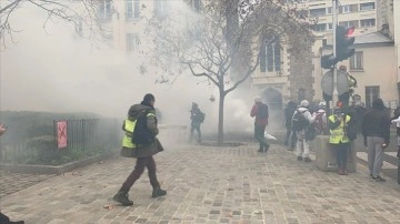 Fransa'da sarı yeleklilerin gösterilerinin 3. senesinde sertlik vakaları yaşandı