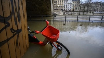 Fransa'nın 5 alanında baş döndürücü yağmur ve yığın düşüncesince 'kırmızı alarm' verildi