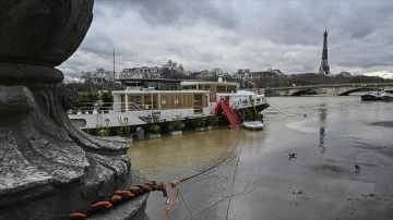 Fransa'nın başkenti Paris'te alevlenmiş yağmur ve fırtına çarpıcı oldu