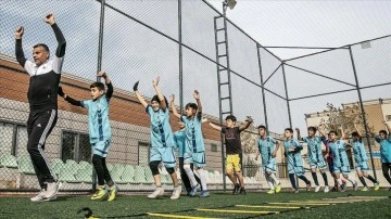 Futbol tutkunu Suriyeli babasız evlatların düşsel Galatasaray altyapısı