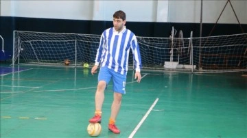 Futbolla yaşama bağlanan kör Muhammet'in amacı ulusal takımda oynamak