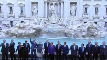 G20 Liderler Zirvesi'ne eklenen birtakımı liderler, Roma'nın "Trevi Çeşmesi"ne bozuk