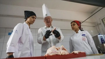 Gastronomi öğrencileri ve Alman lider işitme engellilere aşçılık eğitimi düşüncesince mutfağa girdi