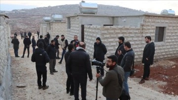 Gazetecilerden Suriye'de inşası devam eden briket ev kampanyasına destek