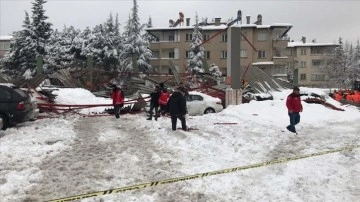 Gaziantep'te biriken kar dolayısıyla park yeri kendisine geçer emektar alışveriş yerinin çatısı çöktü