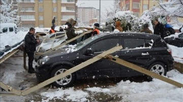 Gaziantep'te kar yağışı dolayısıyla tahta teras çöktü, 14 araçta hasar oluştu