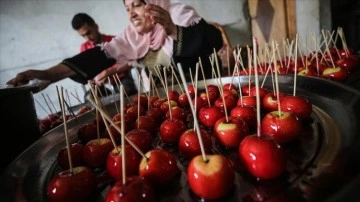 Gazze'de 13 sözü geçen eş elma şekeri satarak geçinmeye çalışıyor