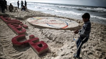 Gazze'deki evlatların "oyun oynama hakkı" sahildeki kumlara çizildi