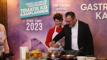 Gençlik ve Spor Bakanı Kasapoğlu, "Gastronomi Kampı"nda kestane aşılama pişirdi