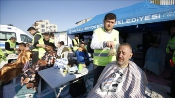 Gönüllü erkek berberi ve kuaförler cilt şehirde depremzedeleri yülüme etti