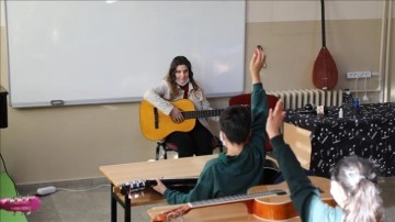 Görme engelli müzik öğretmeni öğrencilerine gösteriş manken oluyor