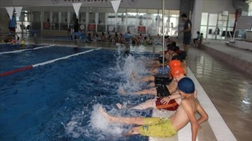 Hakkari'de dü yılda 12 bin çocuğa yüzme eğitimi verildi