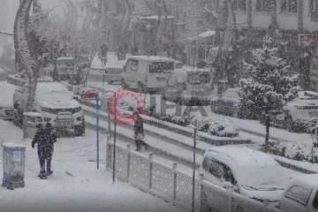 Hakkari'de lapa lapa kar yağışı: 92 yerleşim yerinin yolu kapandı