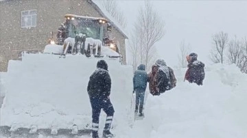 Hakkari'de yolu kardan kapanan köydeki hastanın yardımına takımlar yetişti