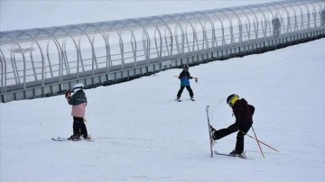 Hakkari'deki kayakseverler, kar ve bulanık havada ski tadı yaşadı