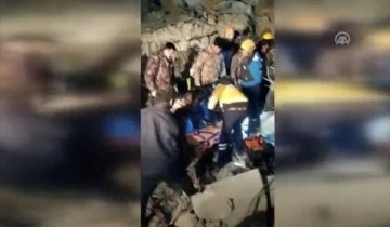 Hatay'da çökme altında küsurat dü isim depremin 261. saatinde kurtarıldı