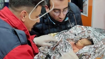Hatay'da Yağız Ulaş çocuk ile anası 90. saatte enkazdan kurtarıldı