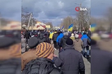 Herson’da halk Rusya'nın saldırılarına karşı sokaklara döküldü