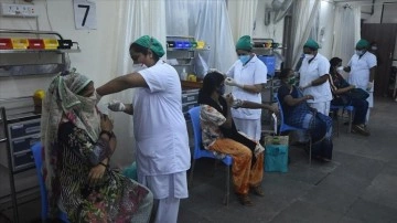 Hindistan'da 100 milyondan çok insan ikinci düze Kovid-19 aşısı yaptırmadı