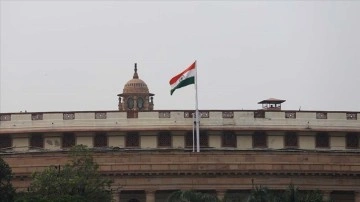 Hindistan'da 400'den aşkın parlamento mensubunun Kovid-19 testi fazlalık çıktı