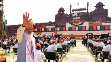 Hindistan'da aşılama sertifikalarındaki Başbakan Modi'nin fotoğrafı ağız dalaşı yarattı