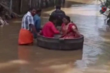 Hindistan'da sel felaketi düğüne engel olamadı
