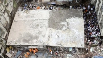 Hindistan'da sel zımnında çöken binada minimum 17 ad yaşamını kaybetti