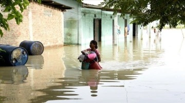 Hindistan'ın güneyinde alevli yağışlar dolayısıyla 54 binden çok isim boşaltma edildi