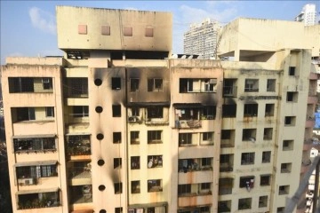 Hindistan'ın Mumbai kentinde 20 eğik binada çıkan yangında 7 insan öldü
