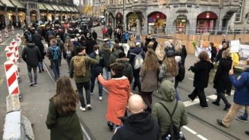 Hollanda'da Kovid-19 kısıtlamaları karşıtı gösteriler bitmeme ediyor