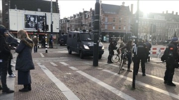 Hollanda'da yasaklara karşın Kovid-19 kısıtlamaları protesto edildi